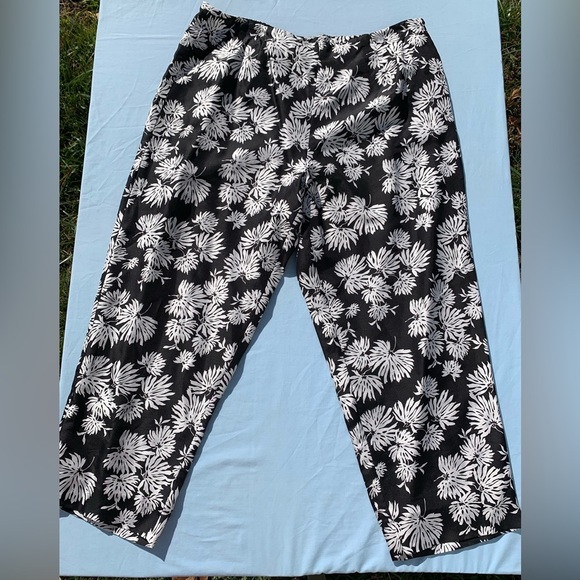 Allison Taylor Capri Crop Pants 100% Silk Black White Floral Print Side Zip 14 - Picture 1 of 6